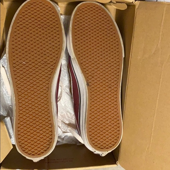Burgundy vans - Picture 5 of 5